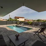 House On First Floor 2258 بيت للعطل بولا