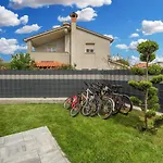 بيت للعطل House On First Floor 2258 بولا