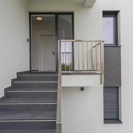 House On First Floor 2258 *