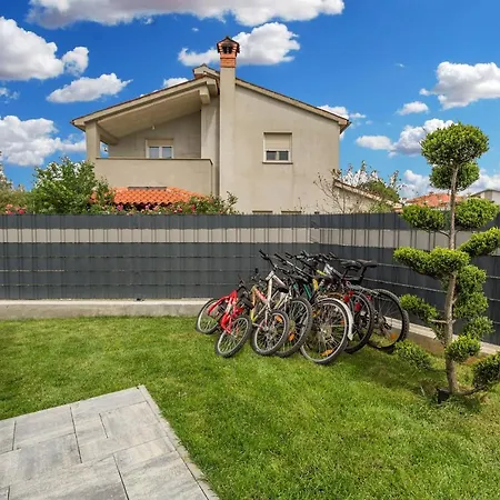 Dom wakacyjny House On First Floor 2258 Pula