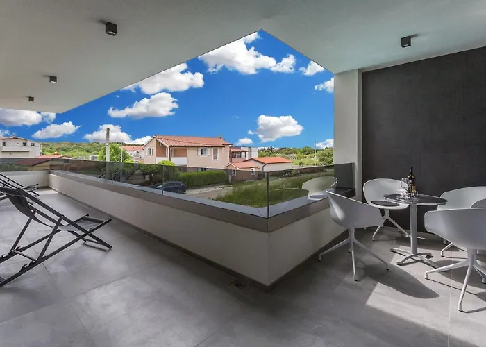 House On First Floor 2258 Пула