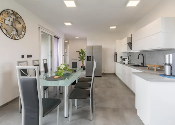 Будинок відпочинку House On First Floor 2258