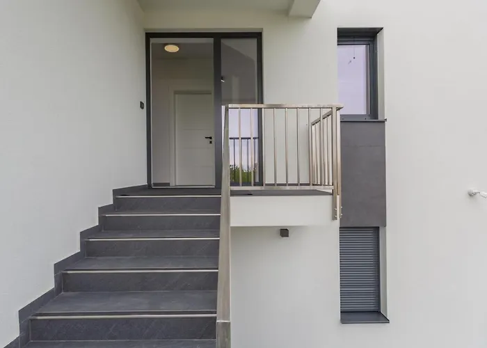 House On First Floor 2258 *