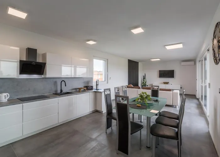 House On First Floor 2258 Будинок відпочинку