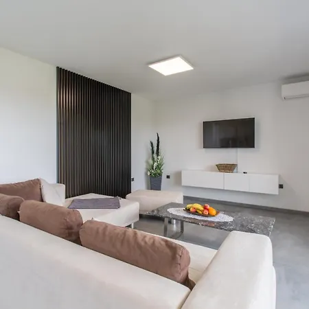 House On First Floor 2258