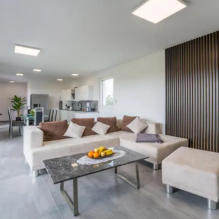 House On First Floor 2258 Semesterbostad Pula