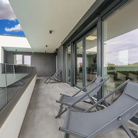 House On First Floor 2258 Semesterbostad