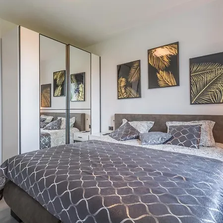 House On First Floor 2258