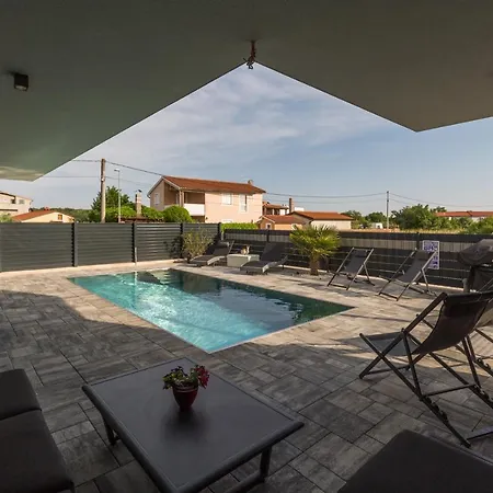 House On First Floor 2258 Semesterbostad Pula