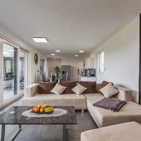 House On First Floor 2258 Pula