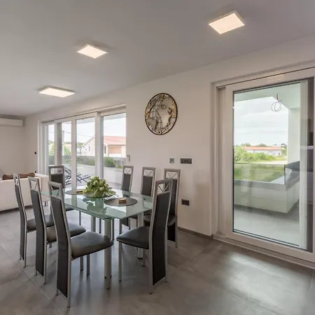 House On First Floor 2258 Semesterbostad *