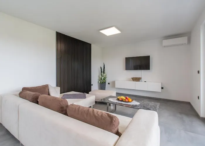 House On First Floor 2258