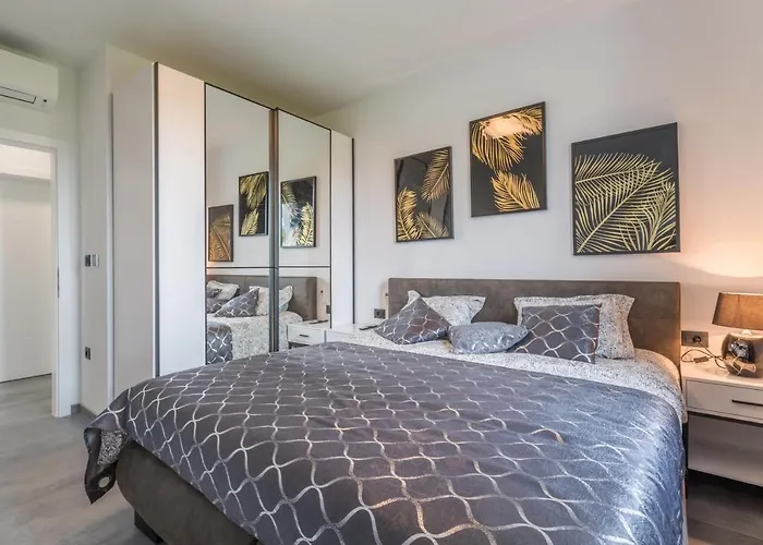 House On First Floor 2258