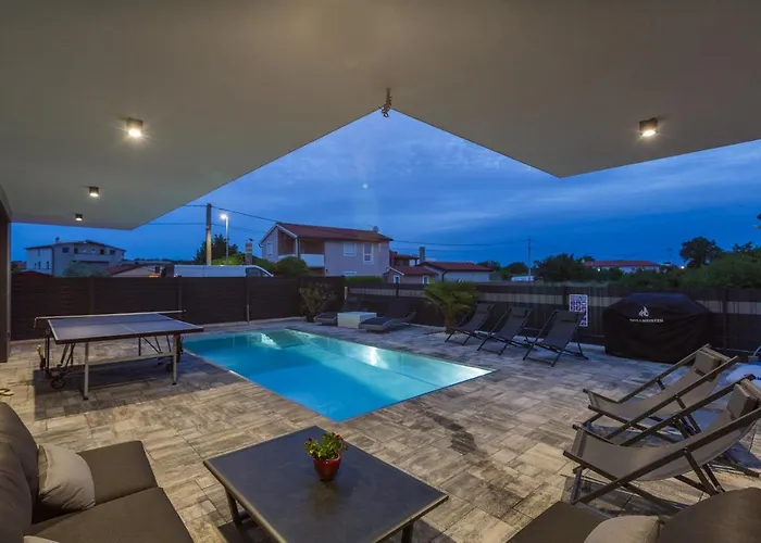 House On First Floor 2258