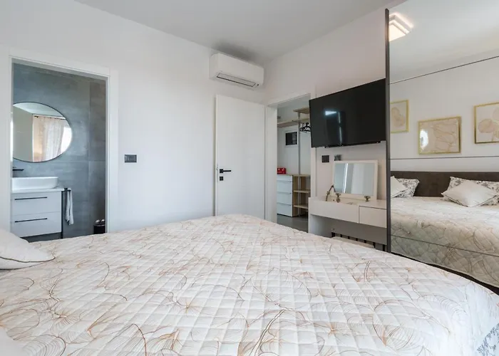 House On First Floor 2258 Semesterbostad Pula