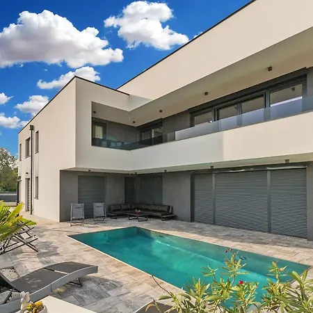 House On First Floor 2258 بيت للعطل بولا