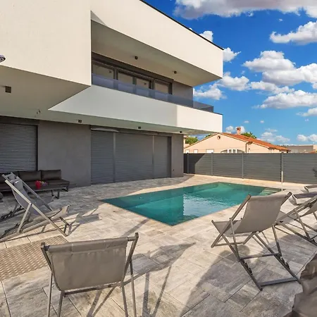 House On First Floor 2258 بولا