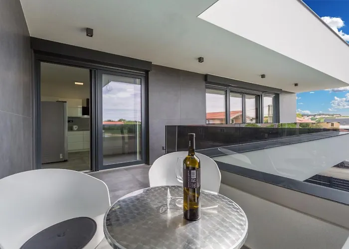 House On First Floor 2258 بولا