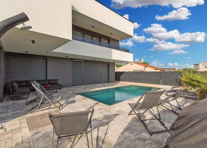 House On First Floor 2258 بولا